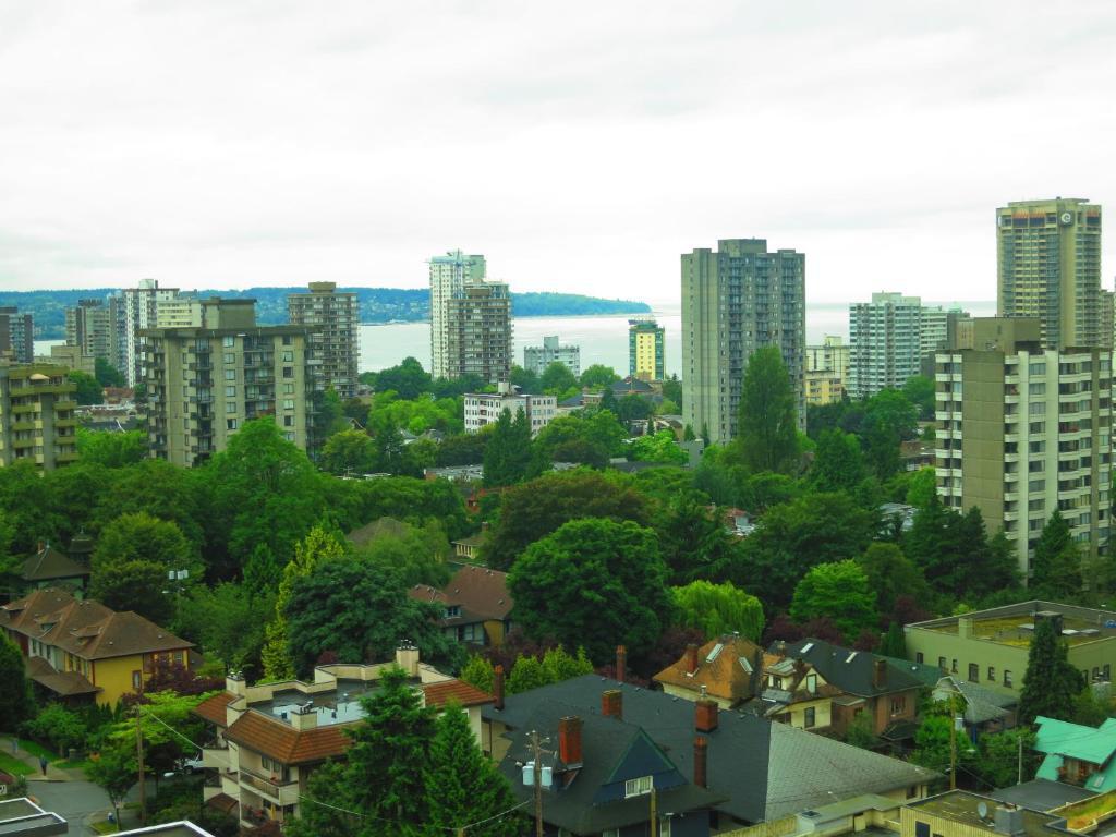 Tropicana Suite Hotel Vancouver Room photo