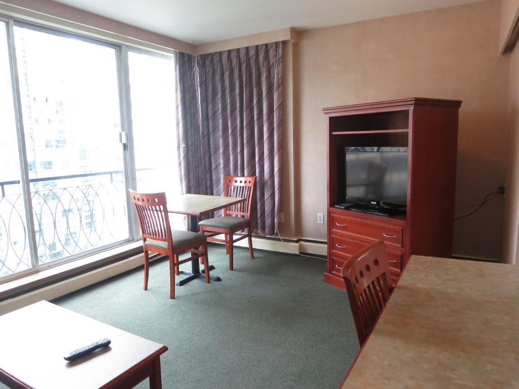 Tropicana Suite Hotel Vancouver Room photo